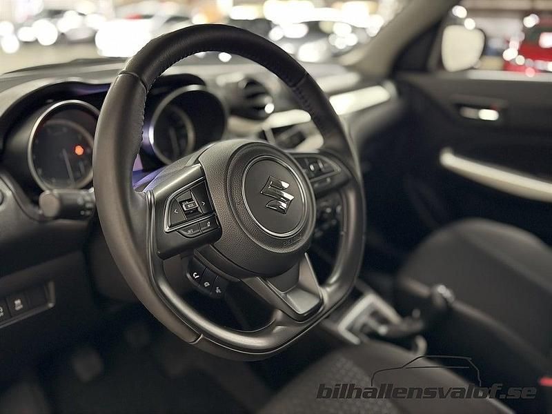 Begagnad Suzuki Swift 83 HK (61 kW) 2022 Röd Halvkombi