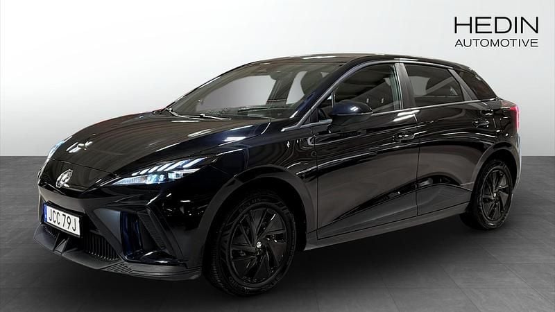 Svart (black) Begagnad 2023 MG MG4 EV Halvkombi | 254 900 kr (Marknadspris) - Bild 1/4