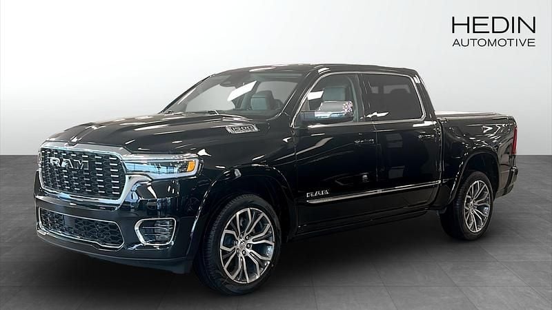 Svart Ny 2025 RAM 1500 Pickup | 1 305 560 kr - Bild 1/4