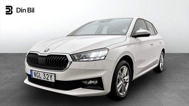 Vit (moon white metallic) Begagnad 2023 Skoda Fabia Comfort Halvkombi | 221 900 kr (Marknadspris) - Bild 1/4