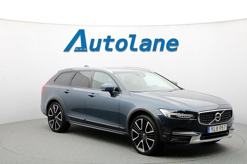Mörkblå (denim blue) Begagnad 2018 Volvo V90 CC Kombi | 339 900 kr (Marknadspris) - Bild 1/3
