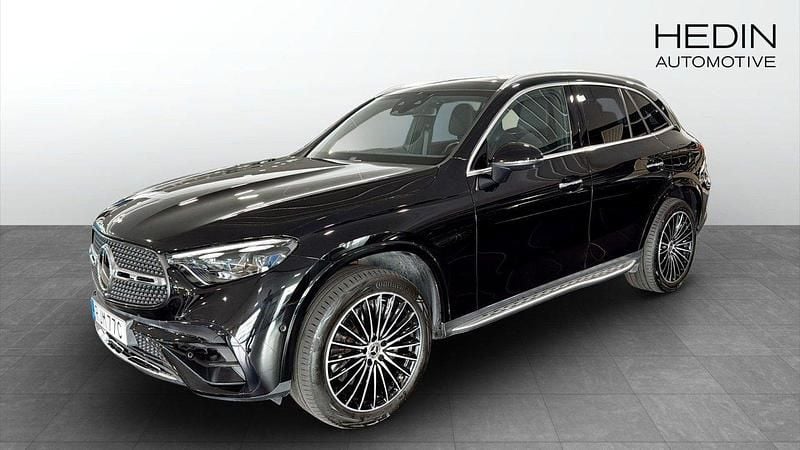 Svart (black) Begagnad 2023 Mercedes GLC300e AMG SUV | 619 900 kr (Marknadspris) - Bild 1/4