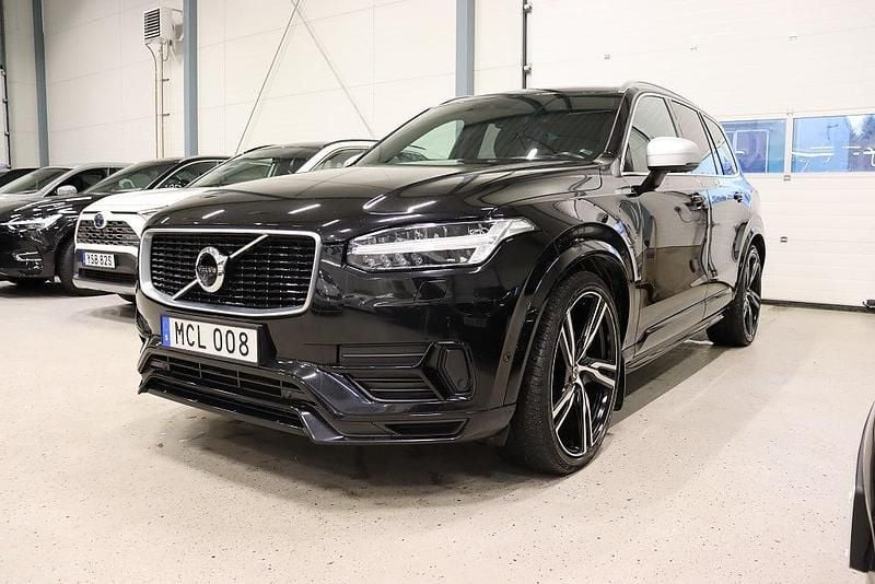Svart Begagnad 2018 Volvo XC90 R-Design SUV | 489 900 kr (Marknadspris) - Bild 1/4
