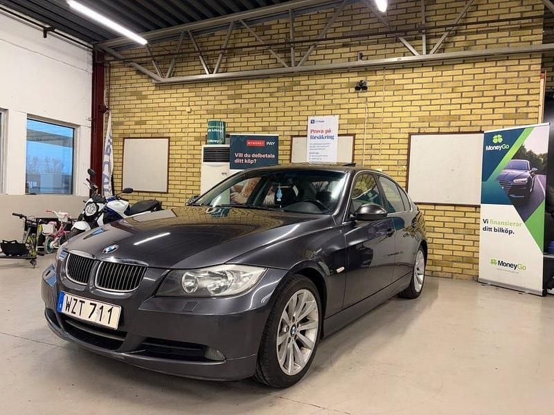 Grå Begagnad 2006 BMW 325 Advantage Sedan | 74 900 kr (Marknadspris) - Bild 1/4