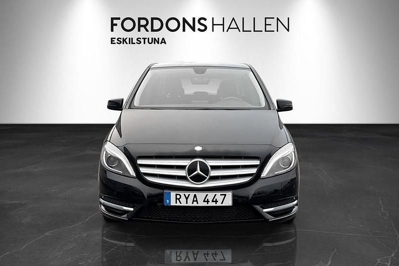 Begagnad Mercedes B180 122 HK (89 kW) 2014 Svart Minibuss