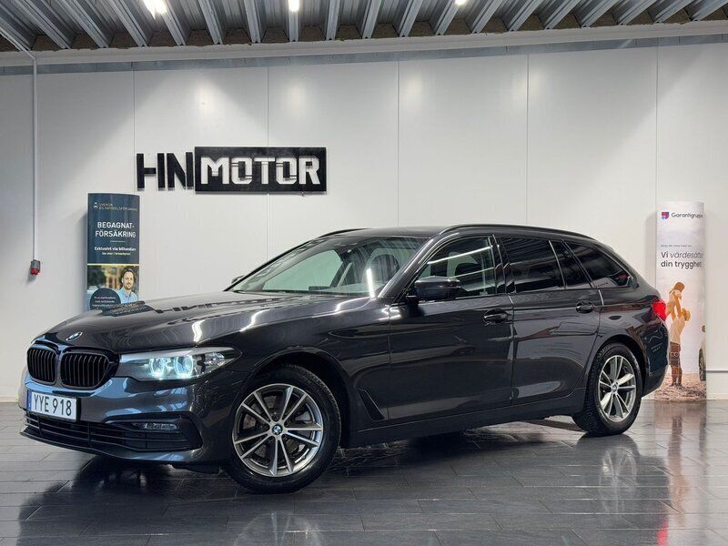 Grå Begagnad 2018 BMW 520 M Sport Kombi | 239 900 kr (Marknadspris) - Bild 1/4