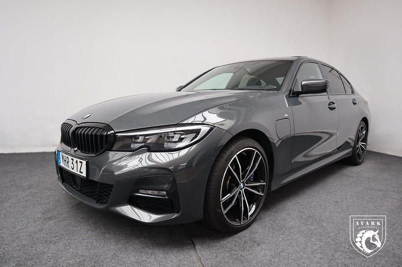 Grå Begagnad 2021 BMW 330 M Sport Sedan | 364 900 kr - Bild 1/4