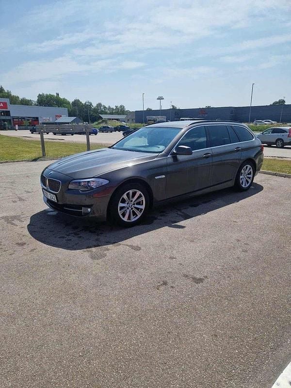 Brun Begagnad 2012 BMW 520 Kombi | 114 000 kr (Bra pris) - Bild 1/4