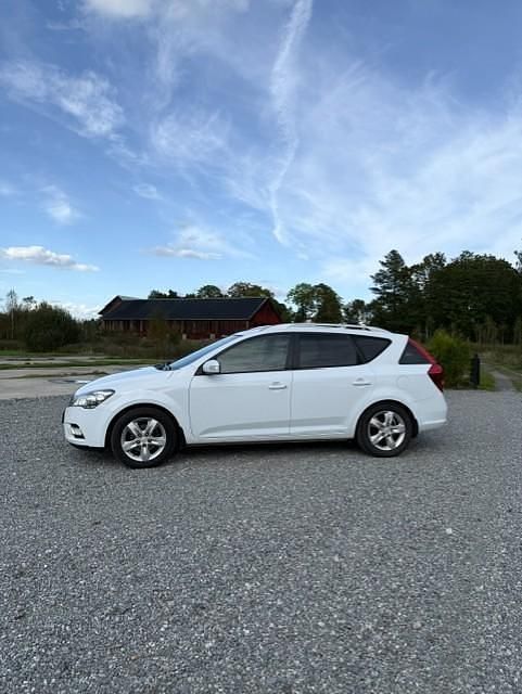 Vit Begagnad 2011 Kia Ceed Sportswagon Kombi | 60 000 kr (Marknadspris) - Bild 1/4