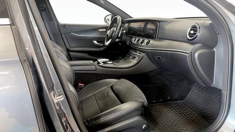 Begagnad Mercedes E300 AMG line 194 HK (142 kW) 2020 Grå