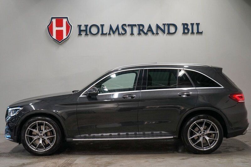 Grå Begagnad 2019 Mercedes GLC220 AMG SUV | 379 900 kr (Marknadspris) - Bild 1/4