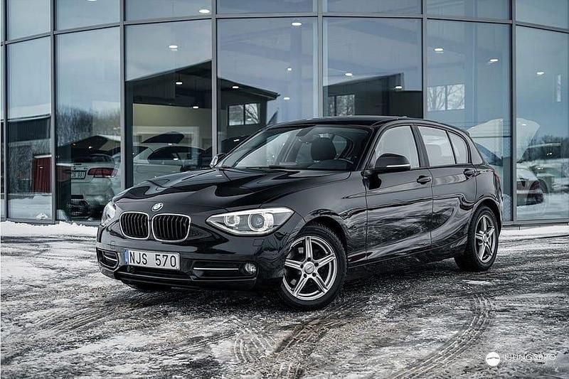 Svart Begagnad 2013 BMW 118 Sport Line Halvkombi | 89 900 kr (Bra pris) - Bild 1/4