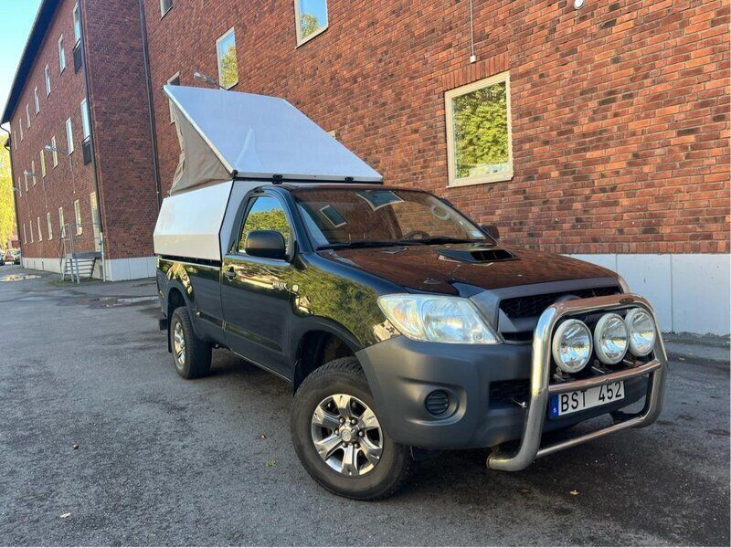 Svart Begagnad 2011 Toyota HiLux Pickup | 180 000 kr (Marknadspris) - Bild 1/4