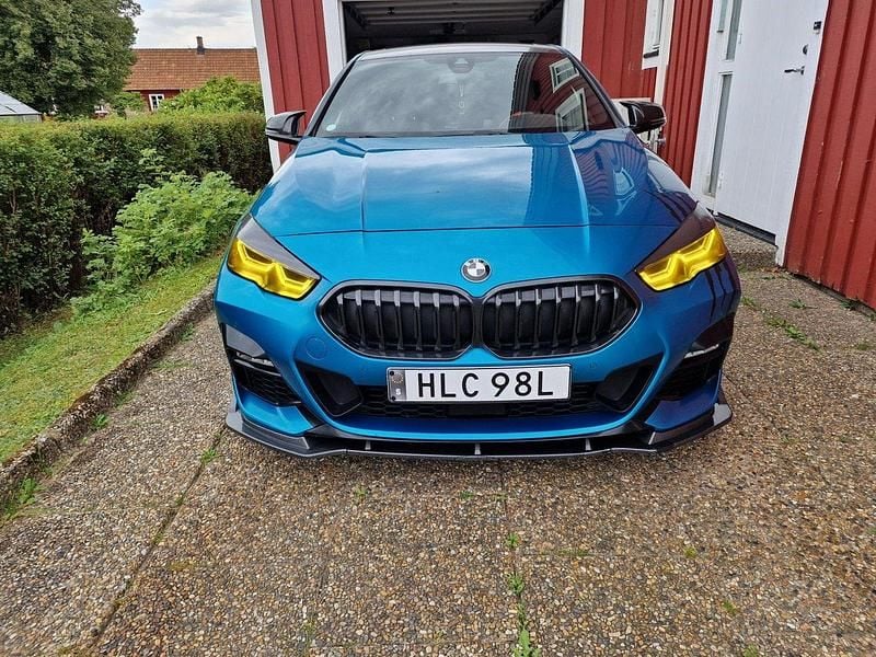Blå Begagnad 2021 BMW 218 M Sport Sportkupé | 320 000 kr (Dyr) - Bild 1/4