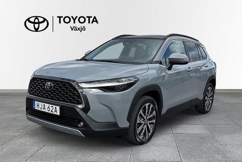 Grå Begagnad 2024 Toyota Corolla Cross Executive SUV | 399 000 kr (Marknadspris) - Bild 1/3