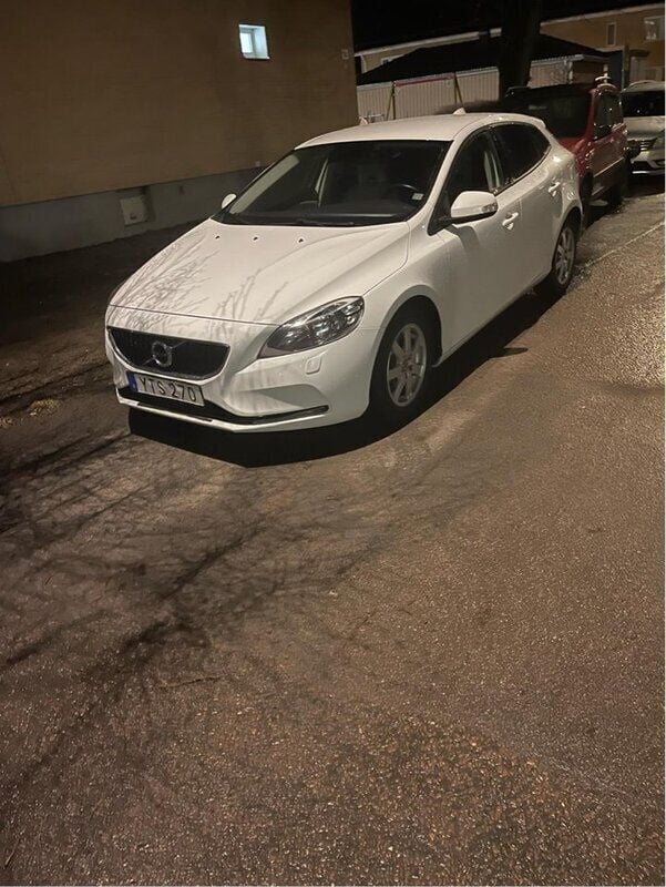 Vit Begagnad 2018 Volvo V40 Kinetic Kombi | 160 000 kr (Marknadspris) - Bild 1/4