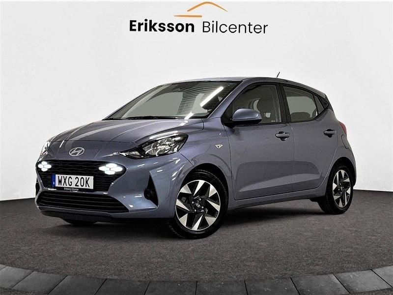 Blå Begagnad 2023 Hyundai i10 Essential Halvkombi | 159 900 kr (Marknadspris) - Bild 1/4