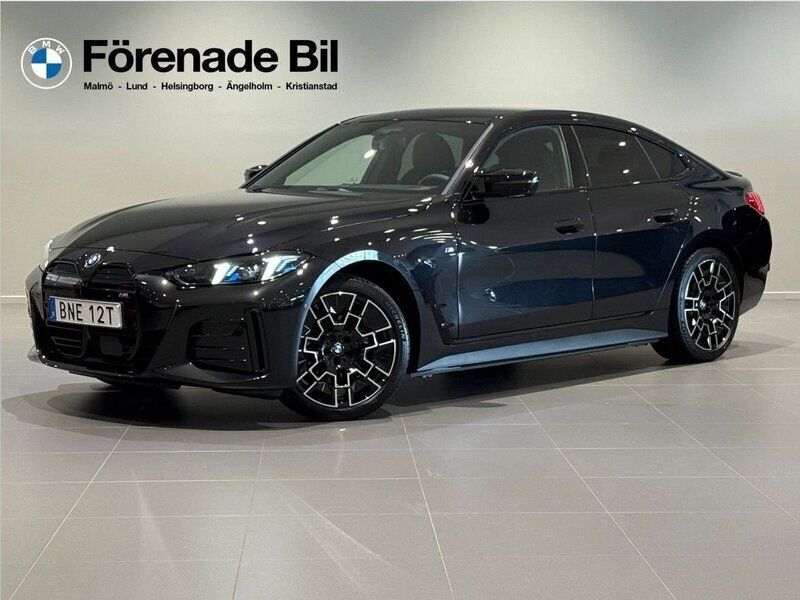Svart Ny 2025 BMW i4 Comfort Edition Sedan | 804 500 kr (Marknadspris) - Bild 1/4
