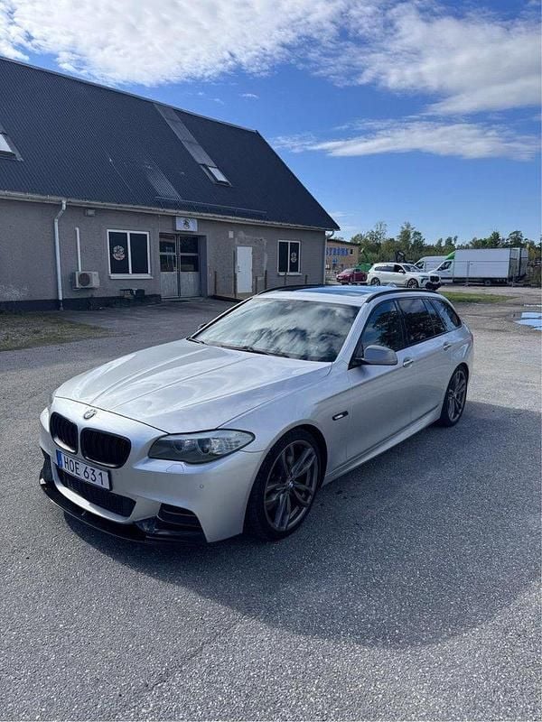 Grå Begagnad 2013 BMW M550 M Sport Sedan | 189 000 kr (Marknadspris) - Bild 1/4