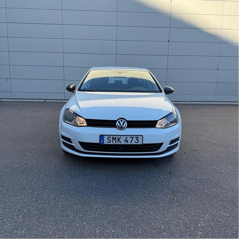 Vit Begagnad 2015 VW Golf VII Halvkombi | 76 900 kr (Bra pris) - Bild 1/4