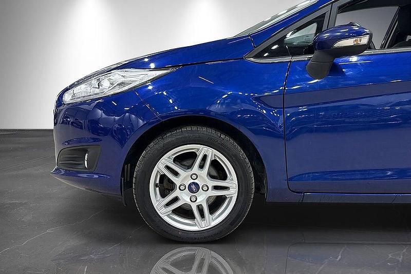 Begagnad Ford Fiesta Titanium 101 HK (74 kW) 2014 Blå Halvkombi