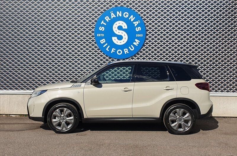 Brun (savannah ivory) Ny 2025 Suzuki Vitara SUV | 308 800 kr (Marknadspris) - Bild 1/4