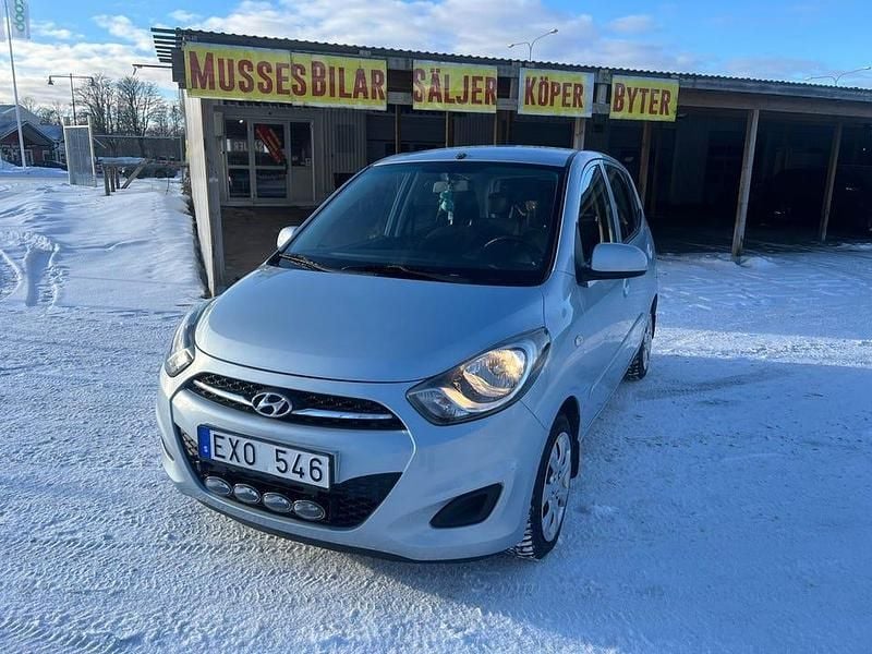 Silver Begagnad 2012 Hyundai i10 Premium Halvkombi | 44 900 kr (Marknadspris) - Bild 1/4
