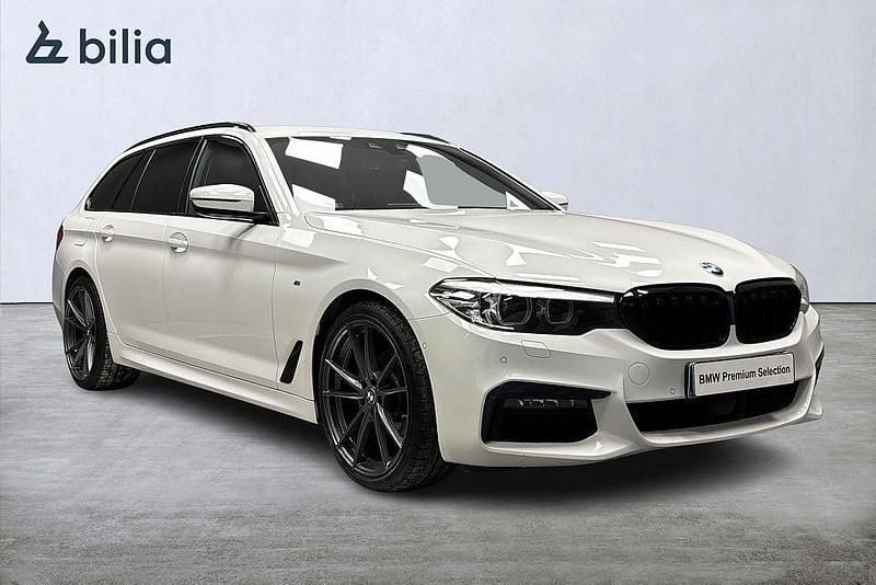 Vit Begagnad 2019 BMW 520 M Sport Kombi | 319 000 kr (Lite dyr) - Bild 1/4