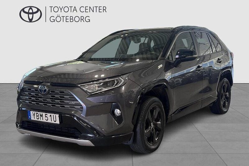 Grå Begagnad 2019 Toyota RAV4 Hybrid Style SUV | 294 900 kr (Marknadspris) - Bild 1/3