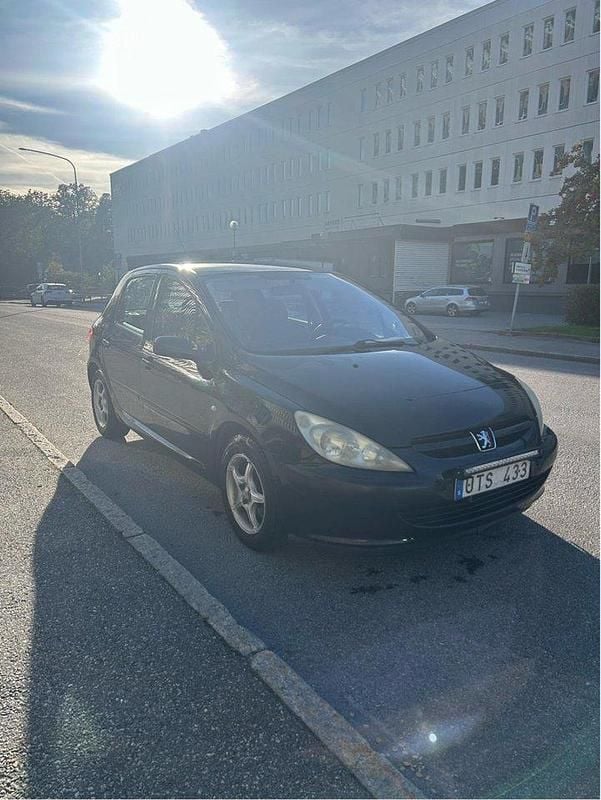 Svart Begagnad 2004 Peugeot 307 Halvkombi | 18 000 kr (Marknadspris) - Bild 1/3