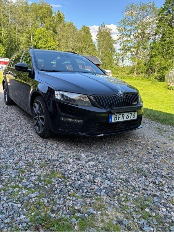 Svart Begagnad 2015 Skoda Octavia RS Kombi | 118 000 kr (Bra pris) - Bild 1/4