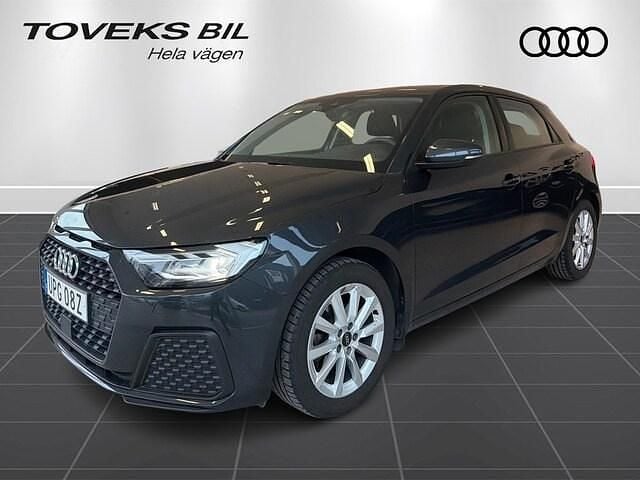 Grå Begagnad 2023 Audi A1 Sportback Proline Halvkombi | 249 900 kr (Marknadspris) - Bild 1/4