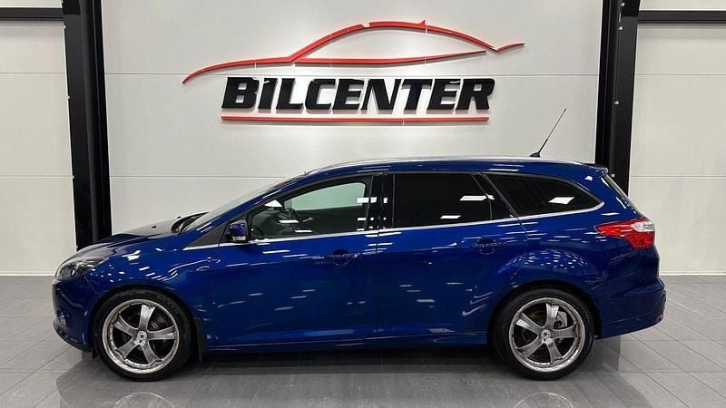 Blå Begagnad 2014 Ford Focus Titanium Kombi | 69 800 kr (Marknadspris) - Bild 1/4