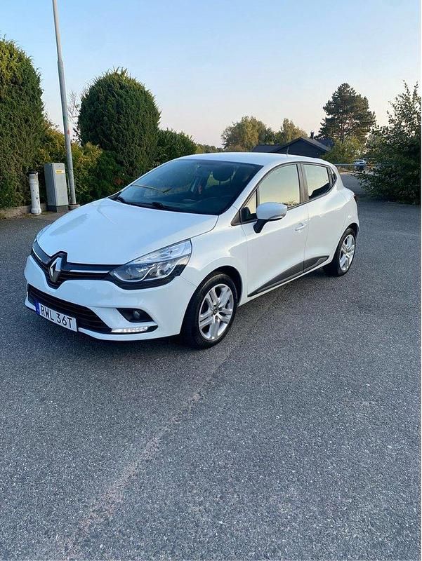 Vit Begagnad 2019 Renault Clio IV Zen Halvkombi | 78 000 kr - Bild 1/4