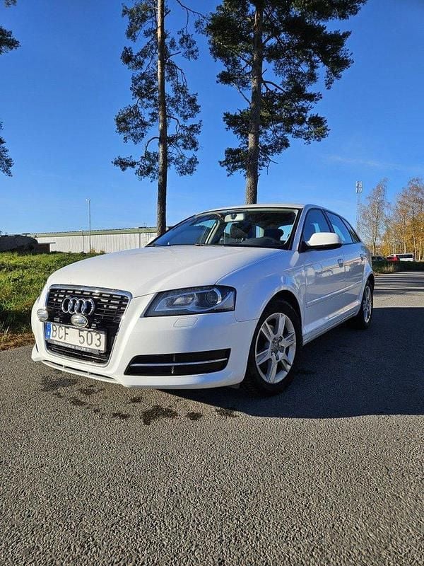 Vit Begagnad 2011 Audi A3 Sportback Attraction Halvkombi | 49 990 kr (Marknadspris) - Bild 1/4