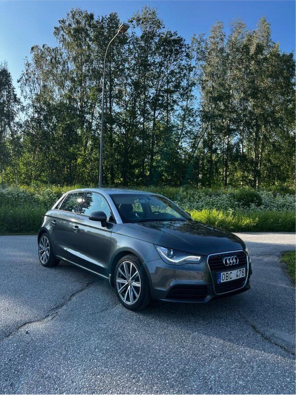 Grå Begagnad 2014 Audi A1 Sportback Sport Halvkombi | 105 000 kr (Marknadspris) - Bild 1/4