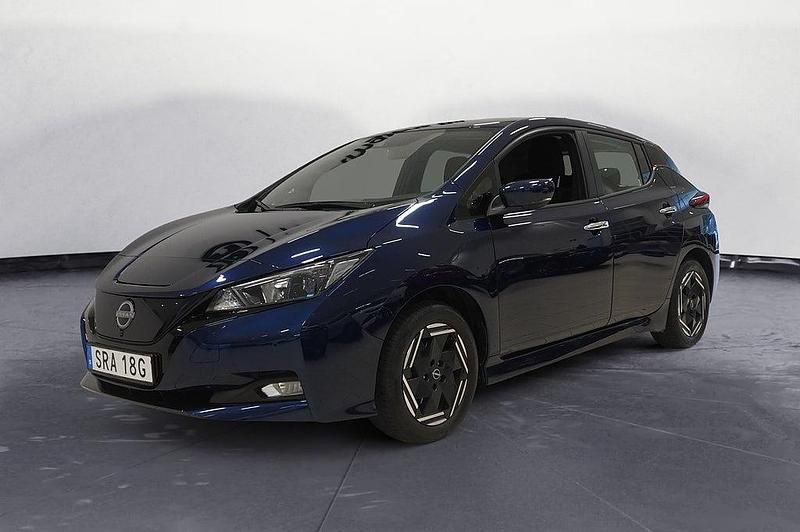 Begagnad Nissan Leaf Acenta 110 kW (150 HK) 2022 Blå Halvkombi