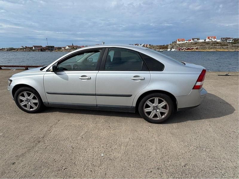 Grå Begagnad 2004 Volvo S40 Sedan | 25 000 kr (Marknadspris) - Bild 1/4