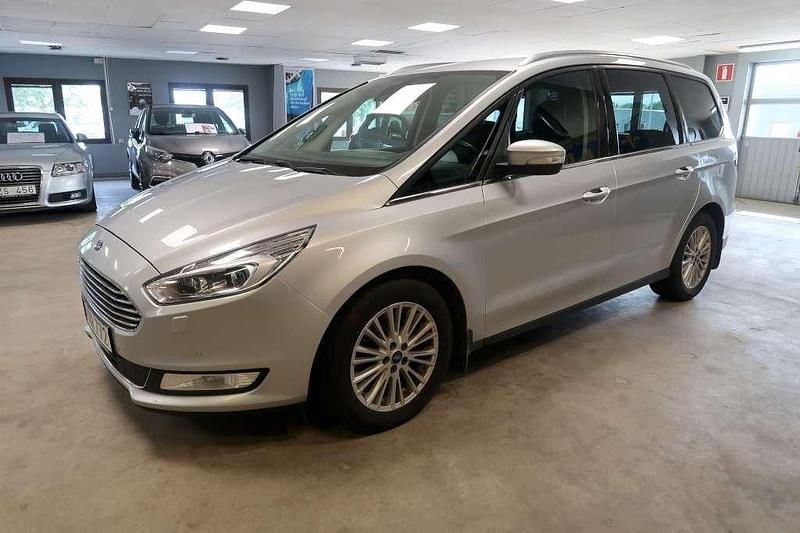 Grå Begagnad 2017 Ford Galaxy Titanium Minibuss | 129 500 kr (Marknadspris) - Bild 1/4