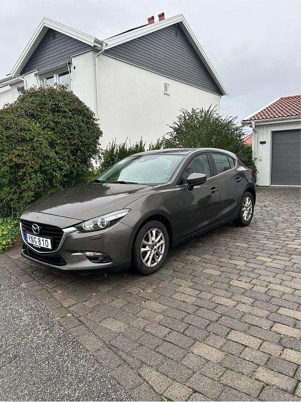 Brun Begagnad 2017 Mazda 3 Inclusive Halvkombi | 119 000 kr (Marknadspris) - Bild 1/4