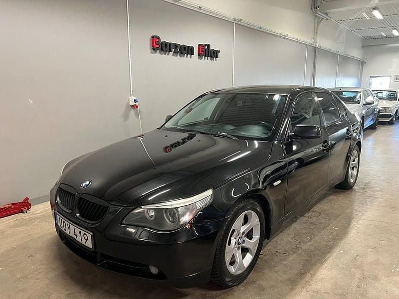 Svart Begagnad 2004 BMW 530 Sedan | 59 999 kr (Marknadspris) - Bild 1/4