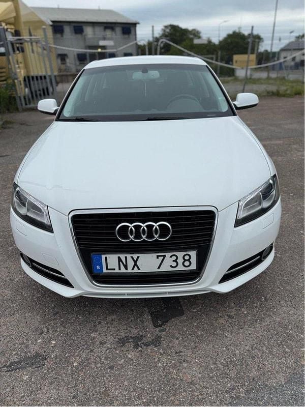 Vit Begagnad 2011 Audi A3 Sportback Comfort Halvkombi | 80 000 kr (Marknadspris) - Bild 1/4