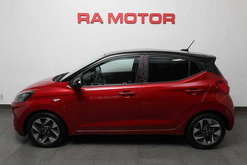 Begagnad Hyundai i10 Essential 67 HK (49 kW) 2023 Röd Halvkombi