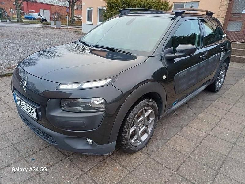 Svart Begagnad 2016 Citroën C4 Cactus PureTech Halvkombi | 64 900 kr (Marknadspris) - Bild 1/4