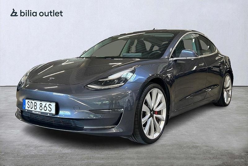 Grå Begagnad 2019 Tesla Model 3 Performance Sedan | 279 900 kr (Marknadspris) - Bild 1/3