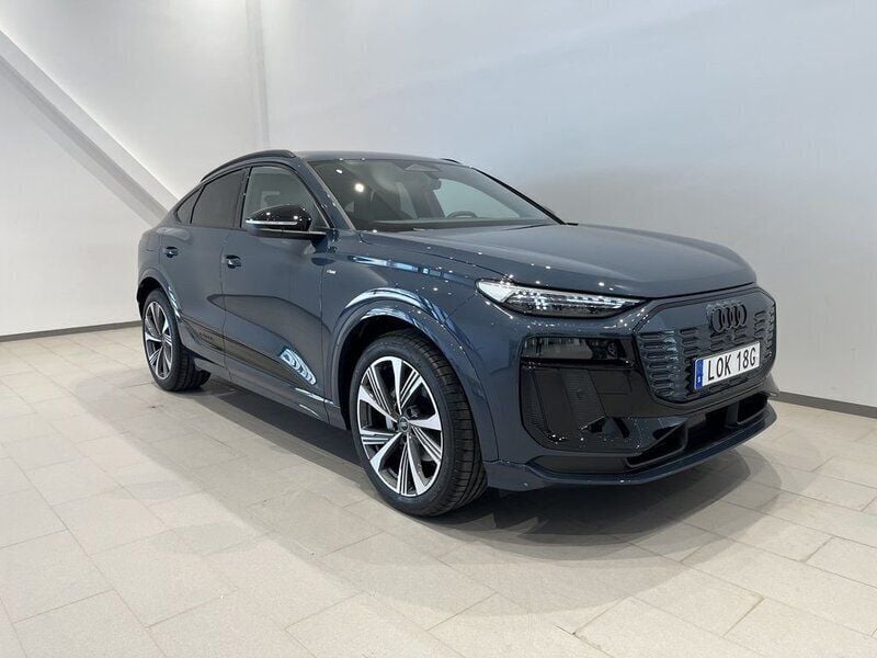 Blå (plasmablå metallic) Ny 2025 Audi Q6 Sportback e-tron S-Line SUV | 1 030 900 kr - Bild 1/4