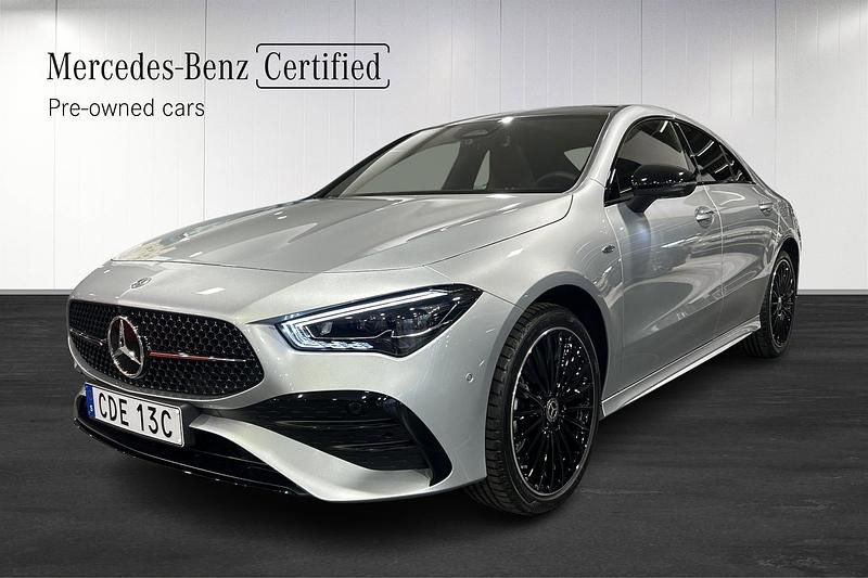 Ny 2025 Mercedes CLA250e Advanced Sedan | 524 900 kr (Dyr) - Bild 1/4