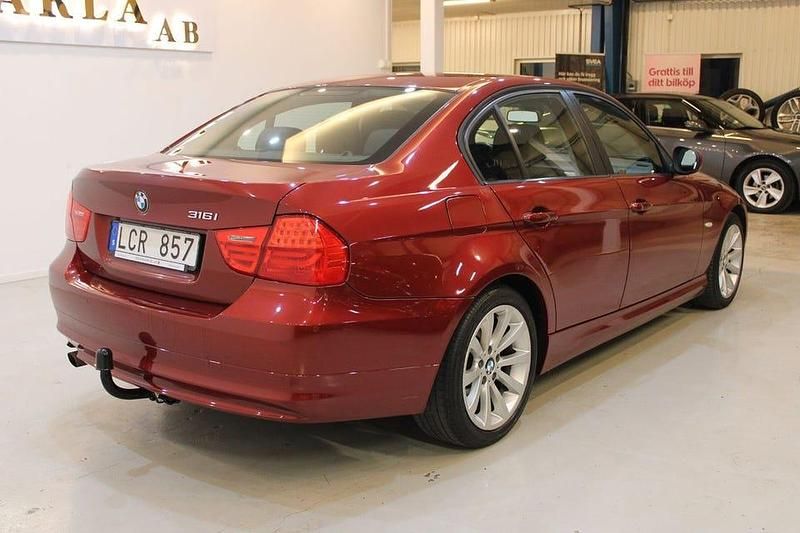 Begagnad BMW 316 122 HK (89 kW) 2011 Röd Sedan