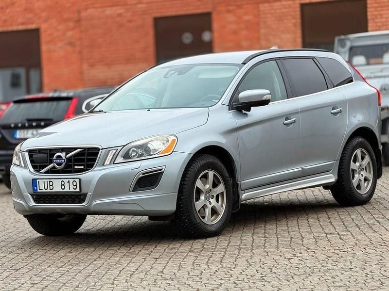 Silver Begagnad 2012 Volvo XC60 R-Design SUV | 124 900 kr (Bra pris) - Bild 1/4