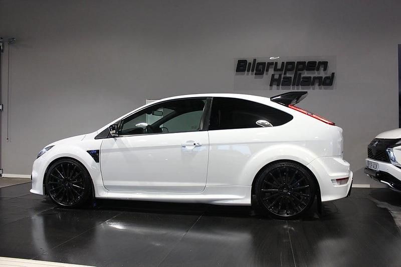 Begagnad Ford Focus RS 305 HK (224 kW) 2010 Frozen vit Halvkombi